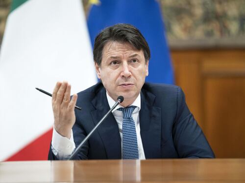 Lo studio: 10 milioni di poveri. Rinviata l'ecotassa "grillina"