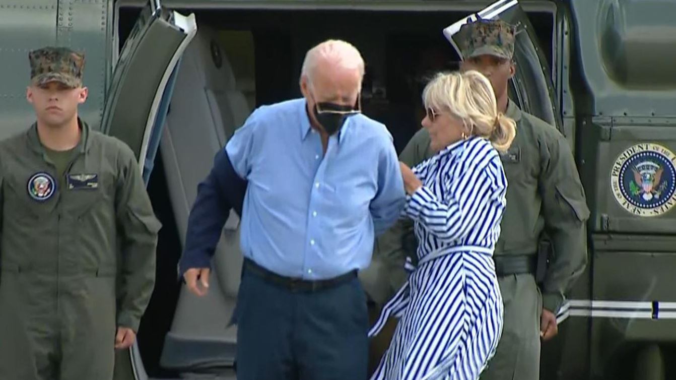 Si fa vestire dalla moglie poi fa cadere gli occhiali: Biden di nuovo nella bufera