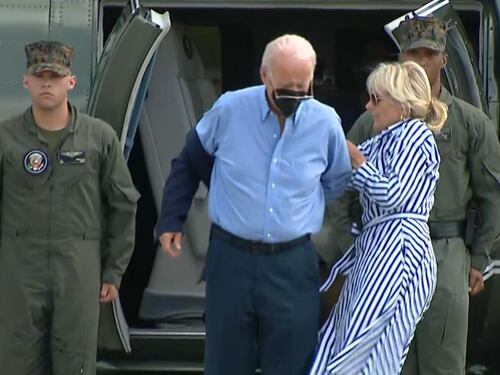 Si fa vestire dalla moglie poi fa cadere gli occhiali: Biden di nuovo nella bufera