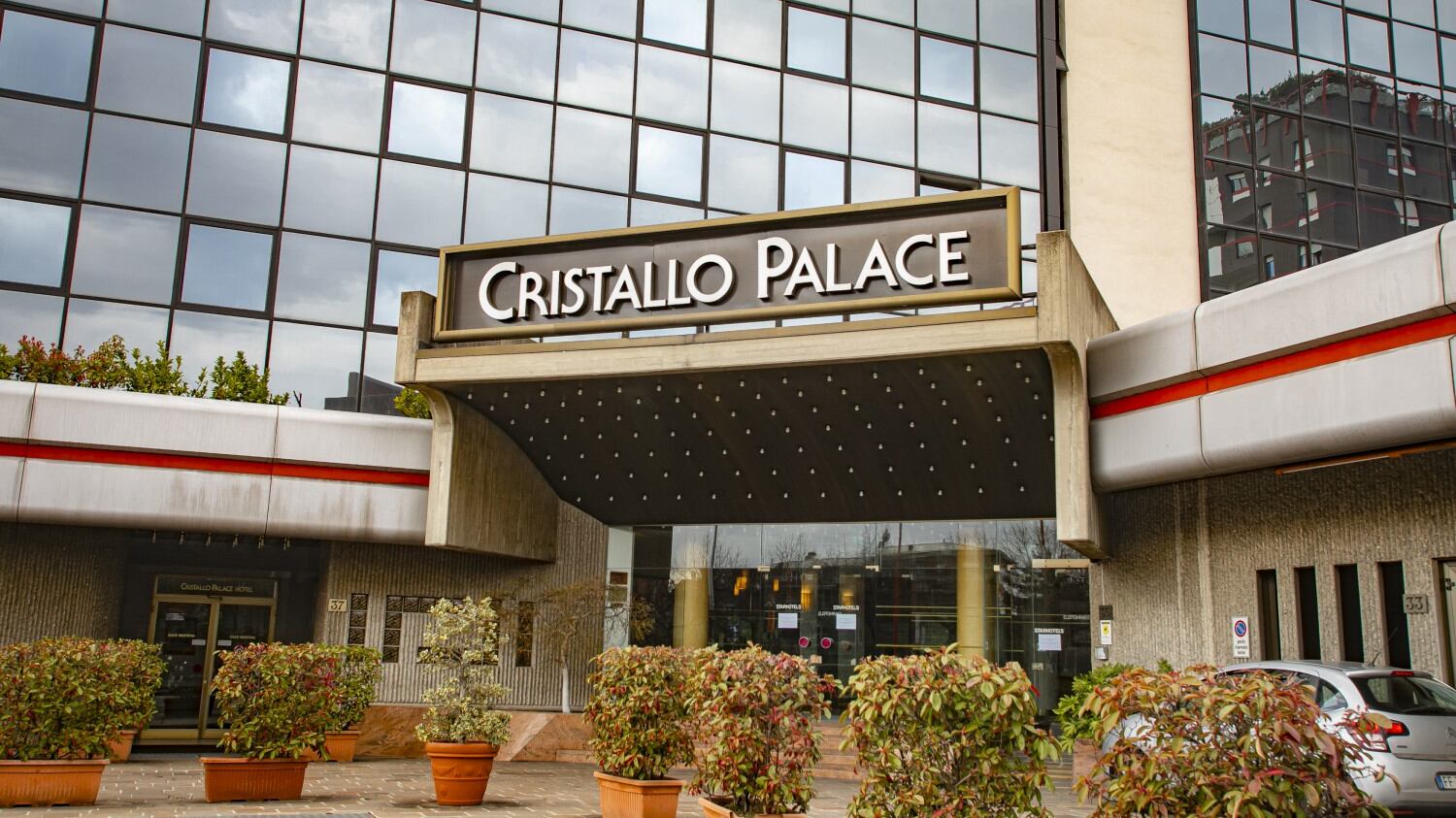 Hotel Covid, anche i resort diventano ospedali. I parenti delle vittime protestano al cimitero
