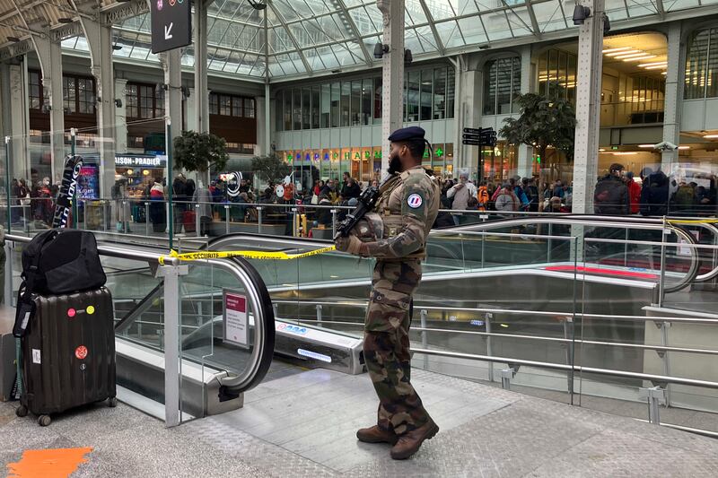 Attacco al coltello alla stazione di Parigi: tre feriti. Fermato un maliano con documenti italiani 6