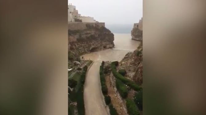 Polignano a Mare, un fiume di fango invade la spiaggia più famosa