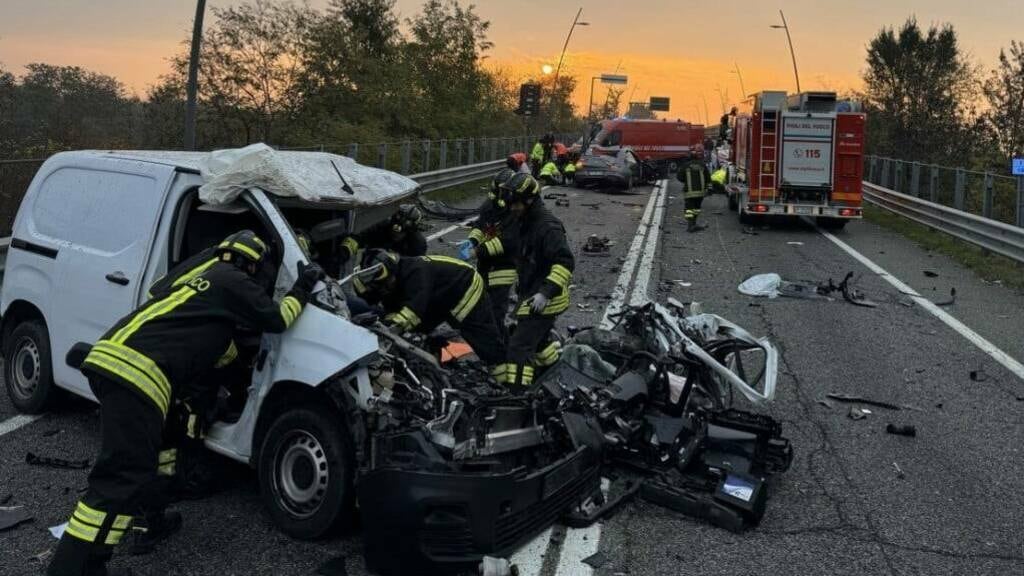 Schianto all'alba sulla tangenziale sud di Bergamo: tre morti e un ferito gravissimo