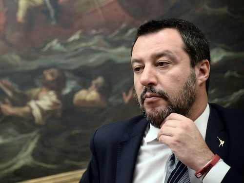 Il governo a rischio crisi? "State zitti e sorridete". Ma Salvini: "Solo balle"