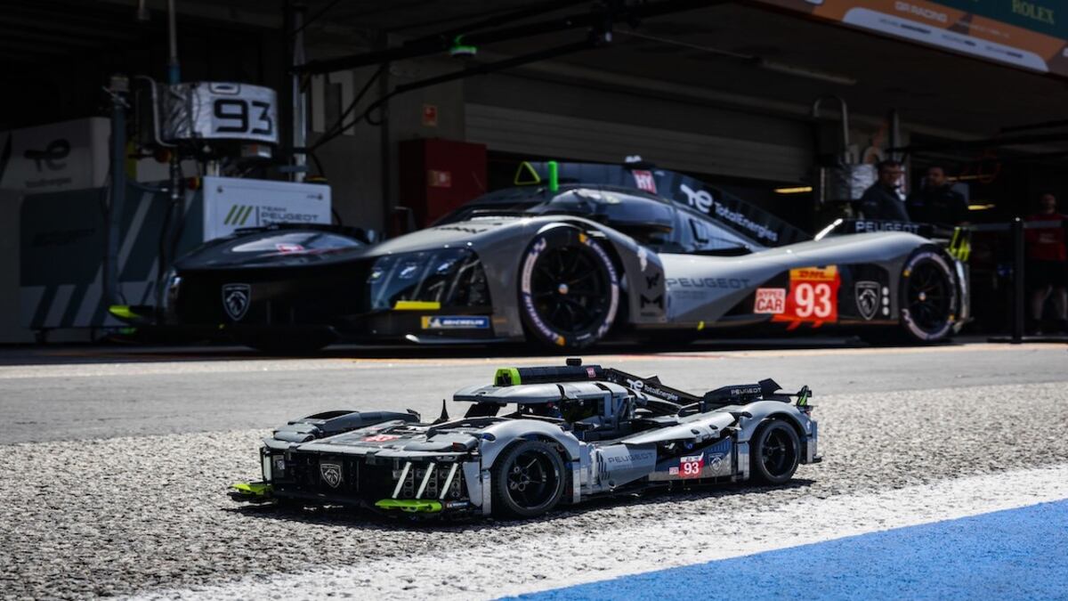 Meno di 24 ore per realizzare la Hypercar Peugeot in mattoncini