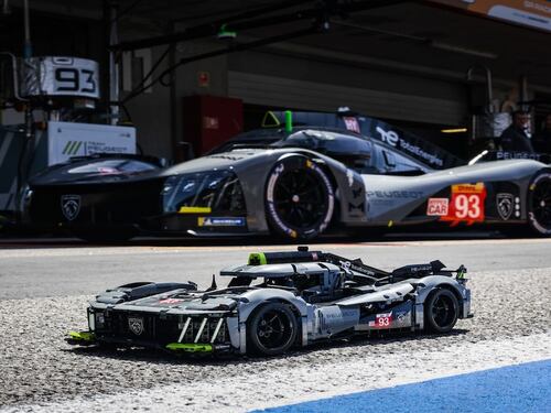 Meno di 24 ore per realizzare la Hypercar Peugeot in mattoncini