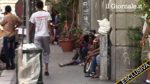 Porta Venezia: tutti in coda per avere i documenti falsi e lasciare l'Italia 2