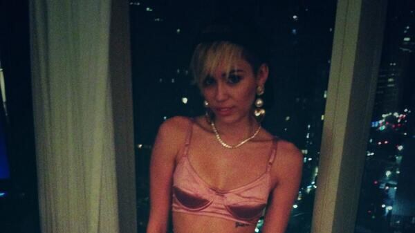 Sexy party per Miley Cyrus: festeggia il successo del nuovo album "Bangerz"