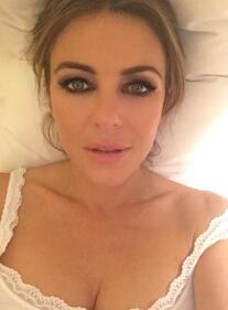 Liz Hurley bellissima a 51 anni: eccola nuda nella vasca da bagno 5