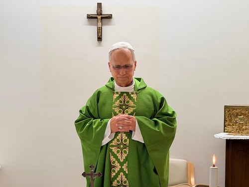 Il bollettino: “Leone XIV in recupero”. E il Vaticano assicura: “Terrà lui l’Angelus domenica”. E il pontefice sente al telefono Putin