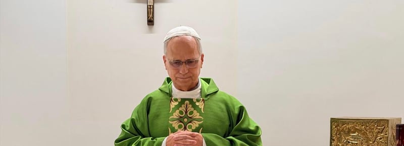 Il bollettino: “Leone XIV in recupero”. E il Vaticano assicura: “Terrà lui l’Angelus domenica”. E il pontefice sente al telefono Putin