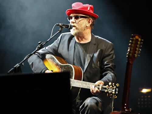 De Gregori canta i suoi "non classici" con un piccolo aiuto dei suoi amici...