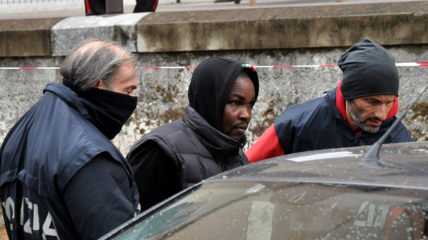 I segreti della mafia nigeriana: "Bevi lacrime, sangue e alcol"