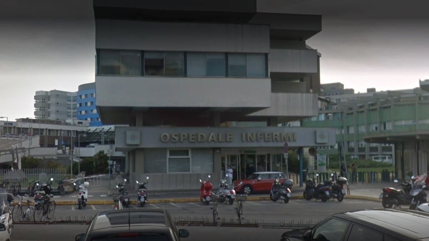 Rimini, gambiano Covid-positivo scatena il panico in ospedale