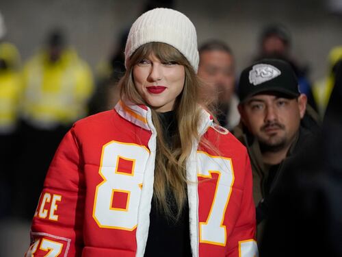 Taylor Swift a luci rosse, fan in rivolta per le foto fake: cos'è successo