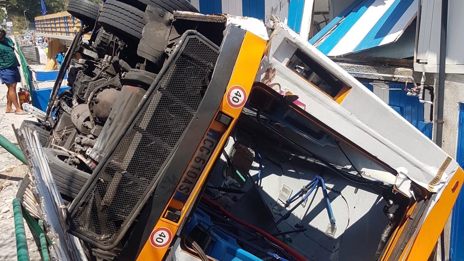 Il bus precipita sullo stabilimento balneare: un morto. "Bimbi tra i feriti"