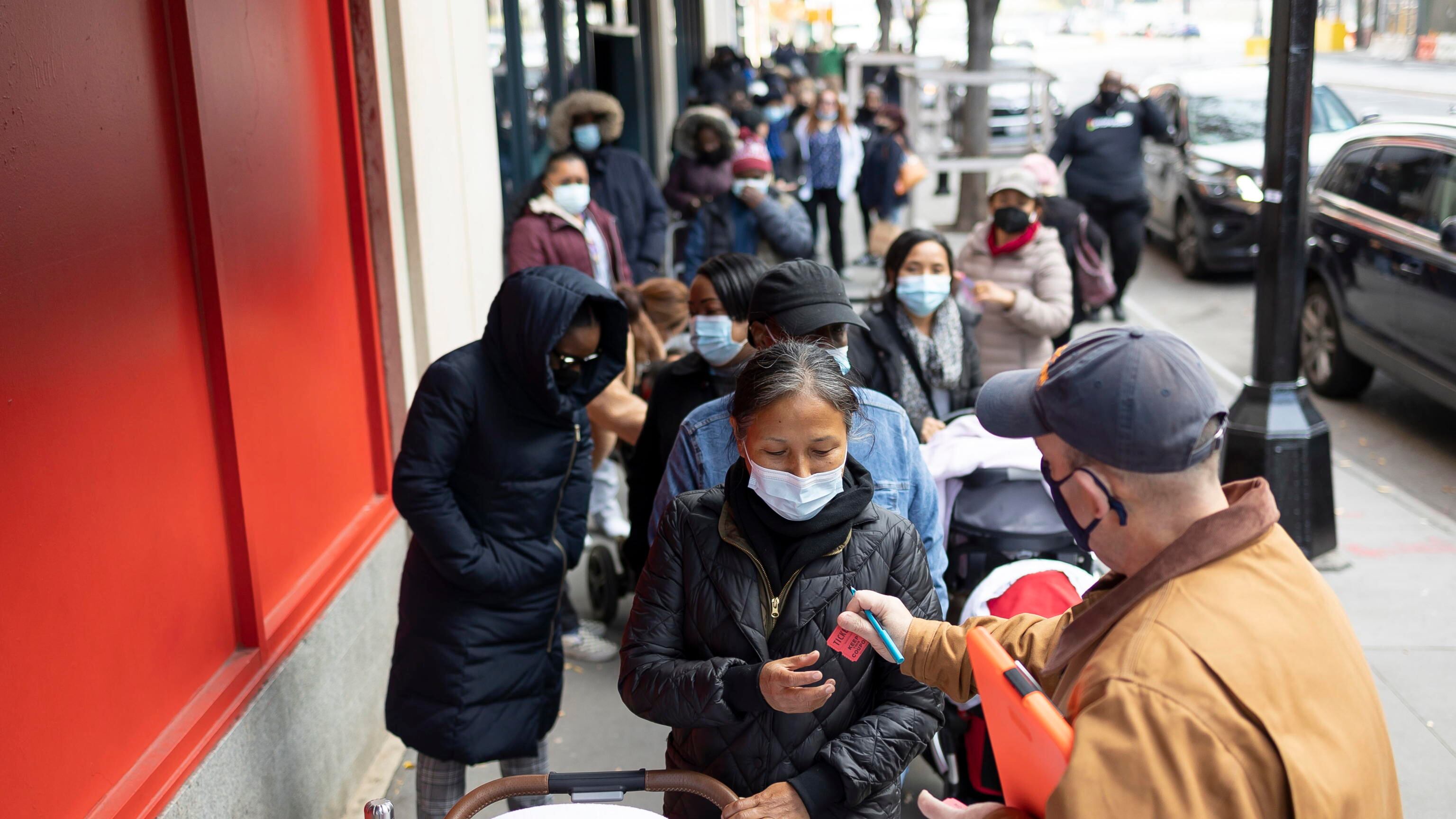Guerra delle mascherine a New York: la Corte Suprema boccia l'obbligatorietà