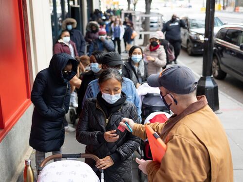 Guerra delle mascherine a New York: la Corte Suprema boccia l'obbligatorietà