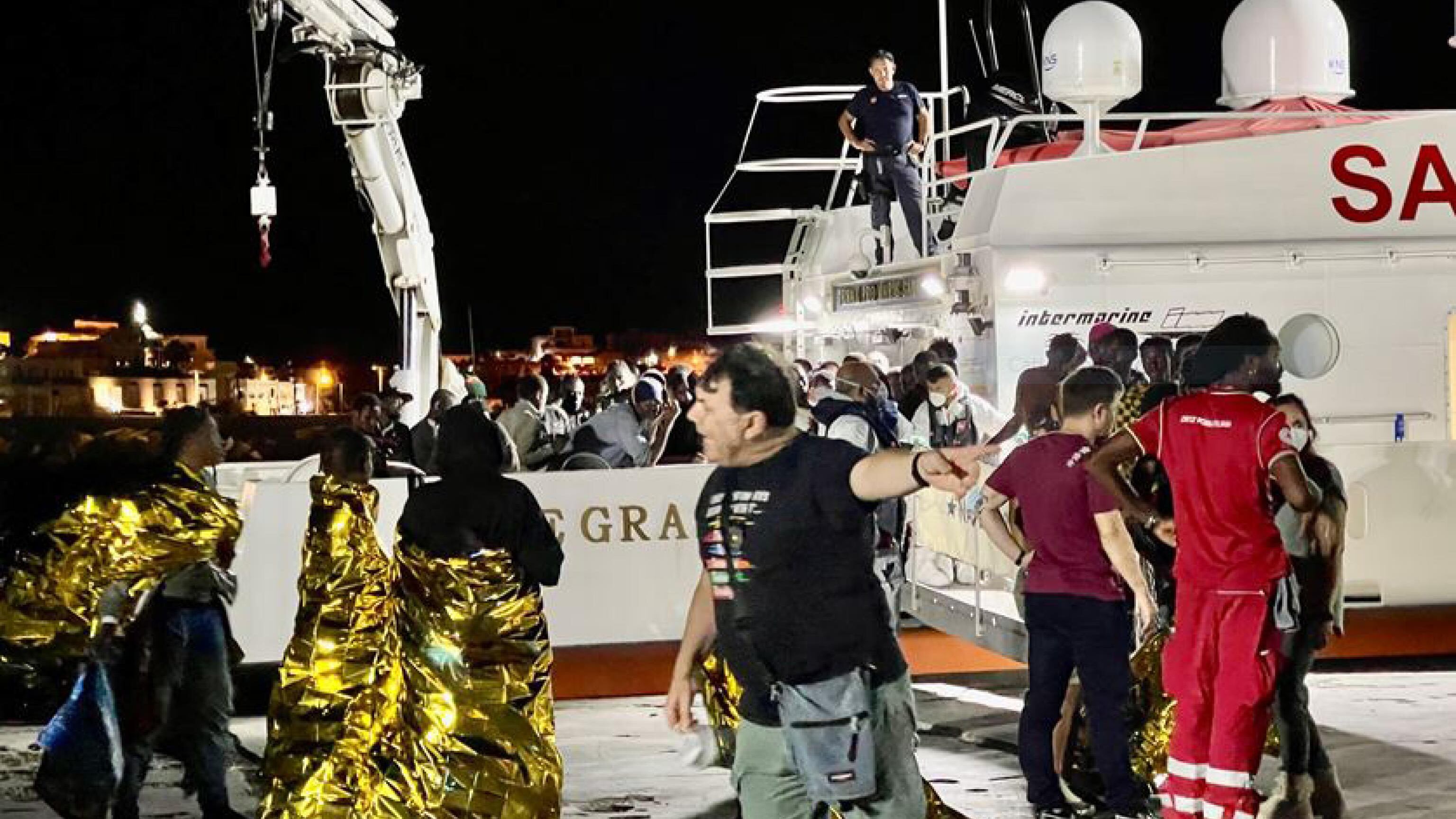 "Non abbiamo più benzina né acqua potabile". L'ultimo pretesto delle Ong per l'ok allo sbarco