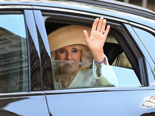 Polemiche sulla Regina Camilla: in vacanza sullo yacht da 30 milioni dello sceicco, e senza Re Carlo