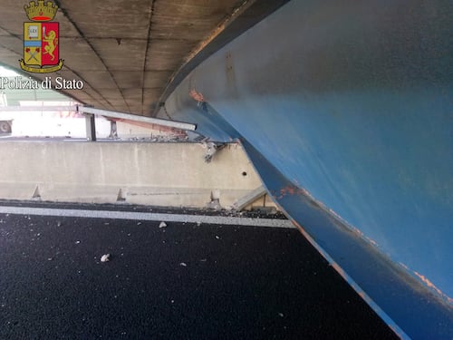 Crollo di Ancona, per il pm "è stato un errore umano". Autostrada riaperta
