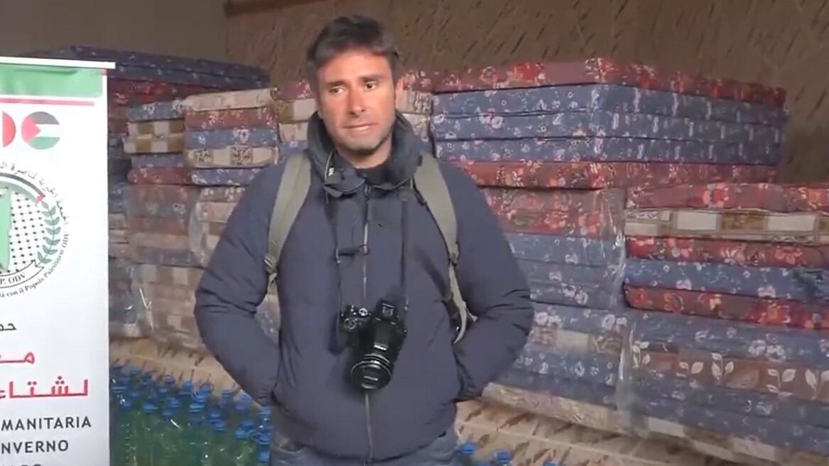 "Popolo dimenticato". Dibba e la deputata 5s nel campo profughi infiltrato dai jihadisti