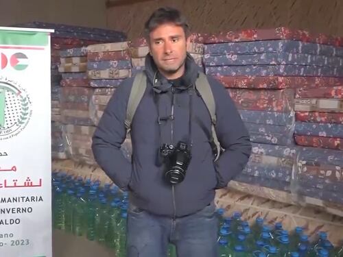 "Popolo dimenticato". Dibba e la deputata 5s nel campo profughi infiltrato dai jihadisti