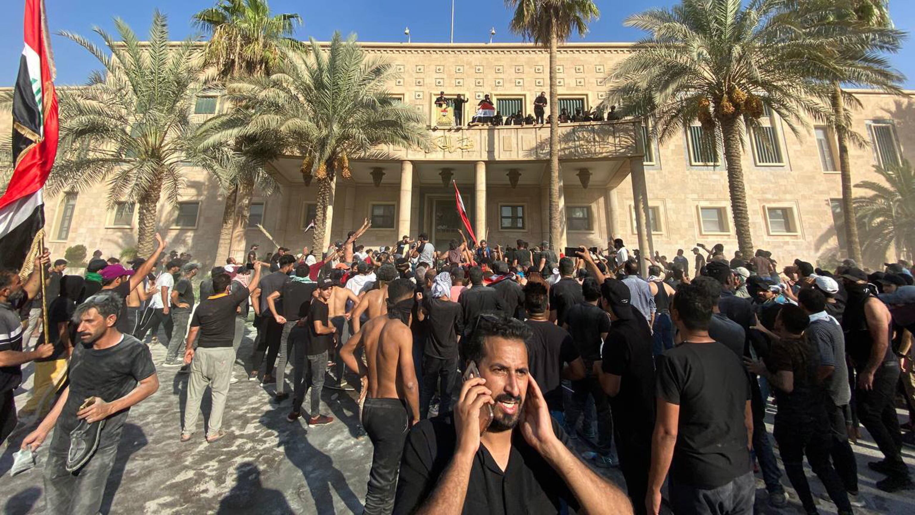 L'Irak è una polveriera: via il leader degli sciiti. Poi l'assalto al governo