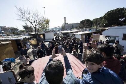 Salvini fra le baracche dei rom: "Da incivili vivere in un campo" 15
