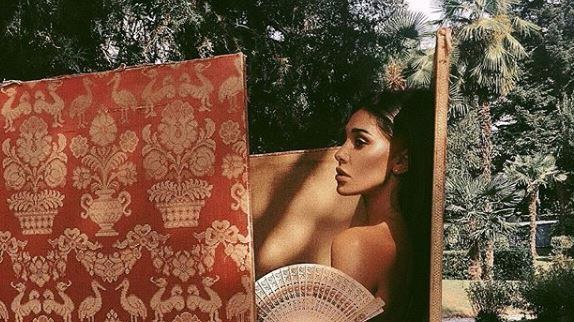 "Ma gli sponsor non ti passano più i vestiti?". Belen gela l'hater