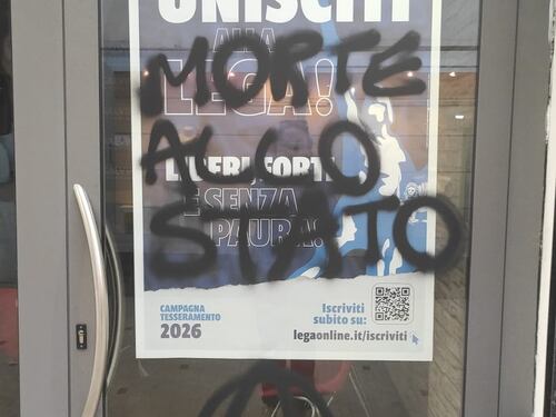 “Morte allo Stato”. Anarchici e comunisti vandalizzano la sede della Lega