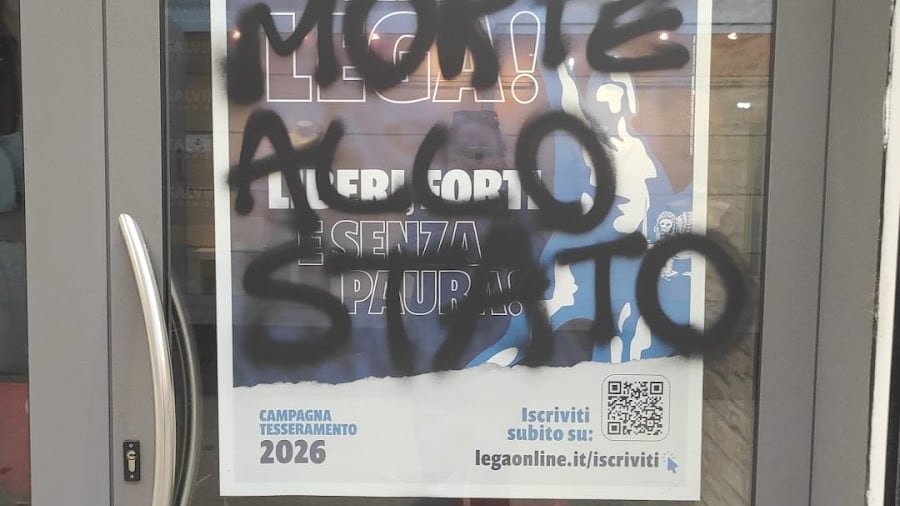 “Morte allo Stato”. Anarchici e comunisti vandalizzano la sede della Lega