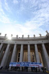 San Pietro attende l'Angelus del Papa 8