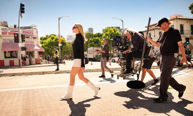 Margot Robbie interpreta Sharon Tate sul set