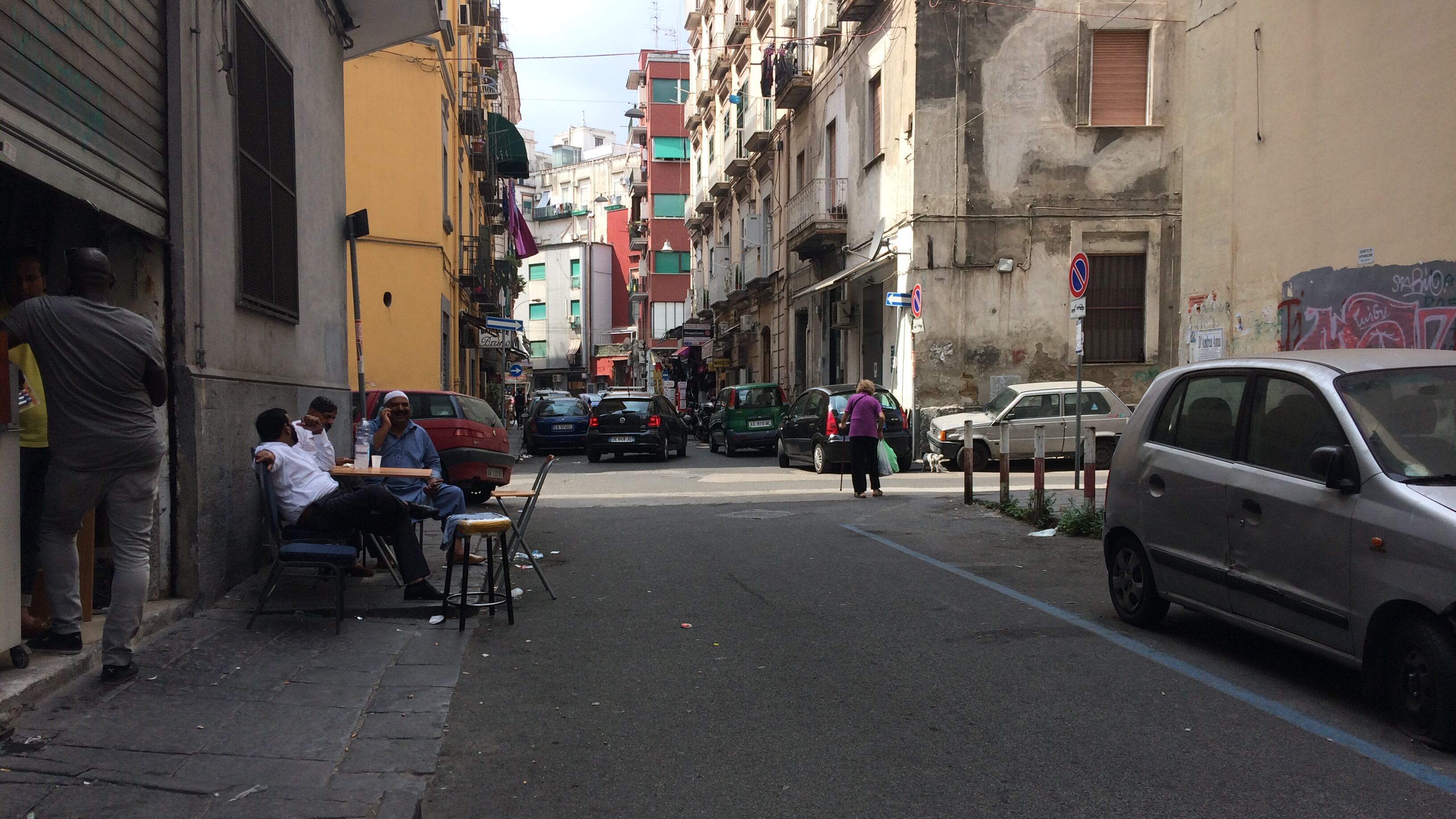Il degrado degli immigrati nel quartiere Vasto di Napoli