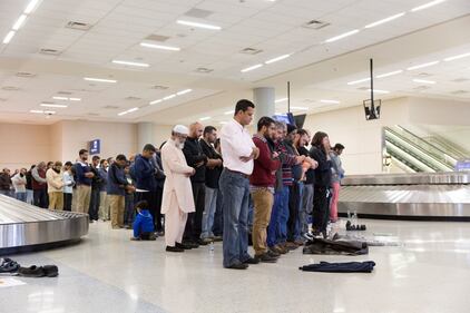 Musulmani pregano all'aeroporto di Dallas per protestare contro Trump 15