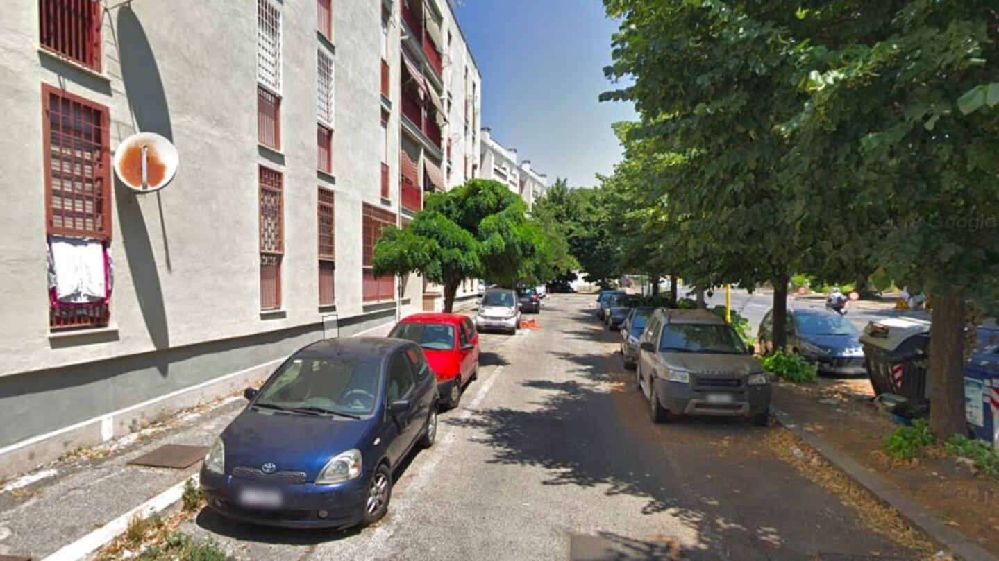 Roma, non hanno i documenti e pestano i poliziotti