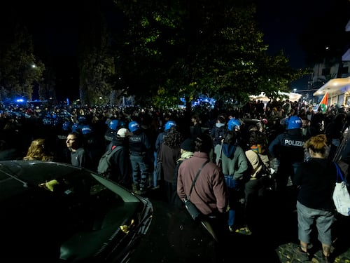Manifestazioni, sciopero e scontri, la protesta è costata quasi un miliardo di euro