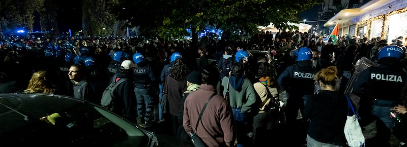 Manifestazioni, sciopero e scontri, la protesta è costata quasi un miliardo di euro