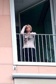 Berlusconi operato, la Pascale commossa alla finestra 4