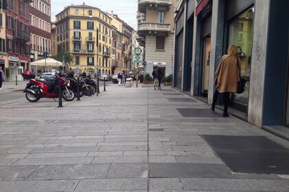 In Corso Garibaldi s'impara "il ballo della mattonella". E qualcuno ci lascia pure la caviglia... 1