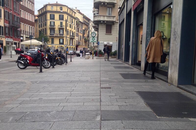 In Corso Garibaldi s'impara "il ballo della mattonella". E qualcuno ci lascia pure la caviglia... 1