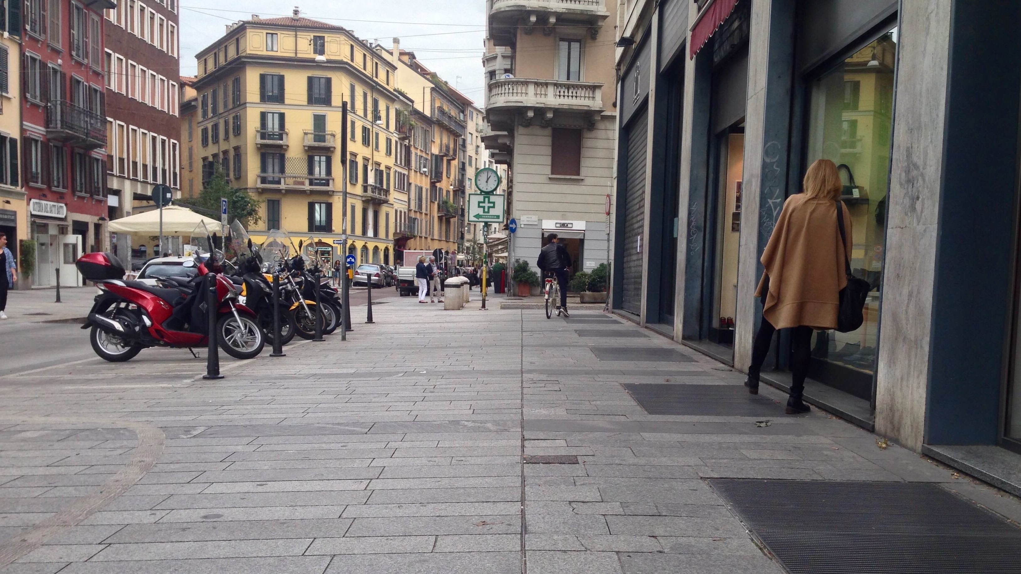 Troppi rumori in piazza. Pioggia di candeggina sui clienti di un locale