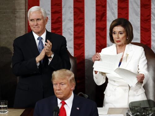 Trump: "Più forti che mai". Ma Pelosi straccia il discorso del presidente