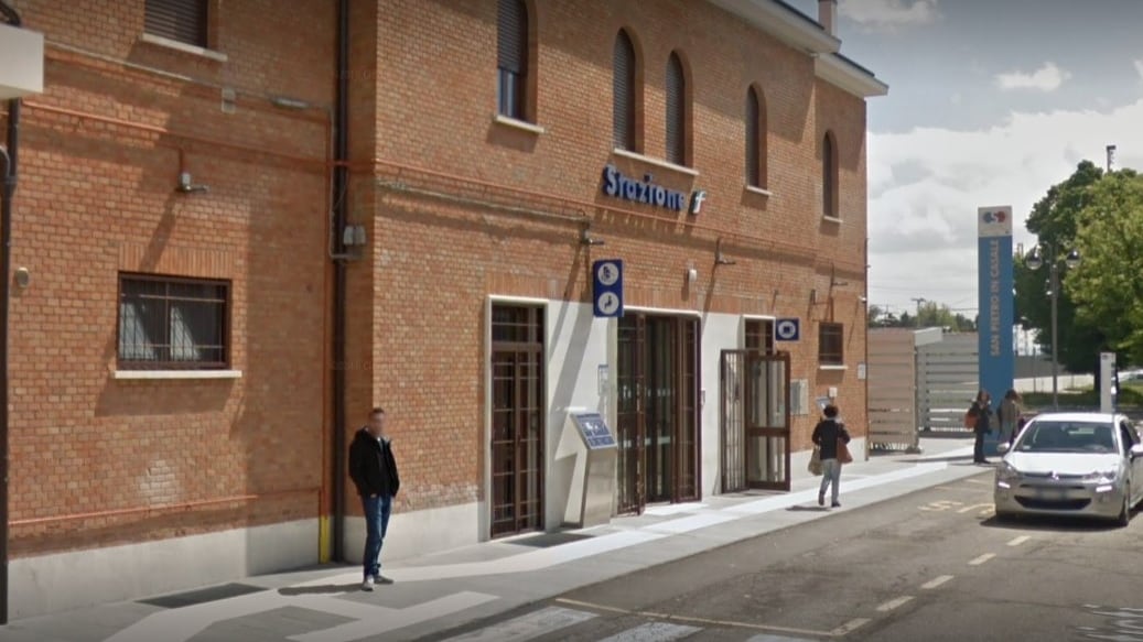 Il capotreno vuole multarli, la baby gang lo pesta e lo deruba pure