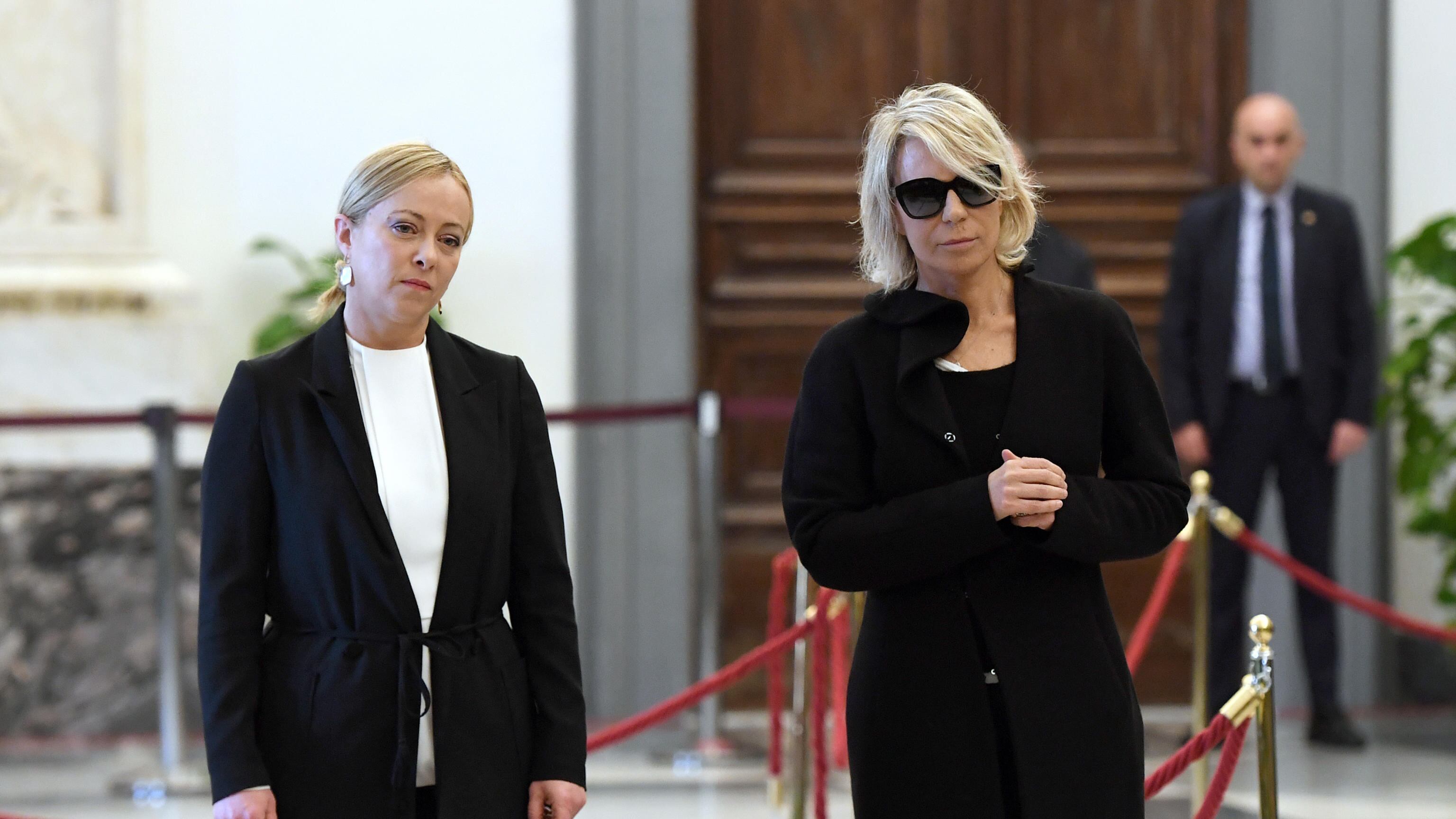 "Perdiamo un grande giornalista". Anche Giorgia Meloni saluta Costanzo
