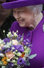 La Regina Elisabetta II in viola, foto 8