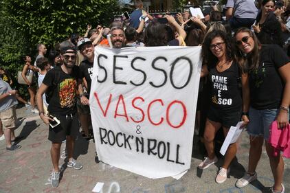 I fan di Vasco Rossi fuori la casa di Verrucchia 7
