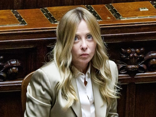 Meloni avverte la Casa Bianca: “Rischiosa l’intesa con Putin”. E attacca Conte, Elly e Vannacci