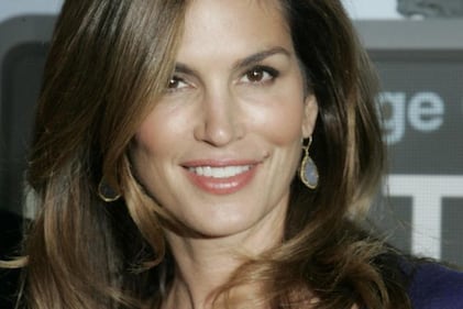 Cindy Crawford hot, in topless e jeans per Vogue 26